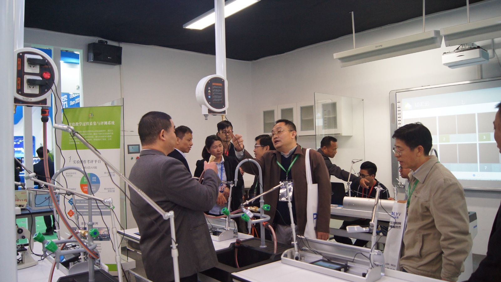 1515120105349635.jpg 展台.jpg